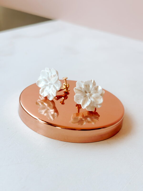 JEWELLERY - WHITE FLOWER CLIP ON EARRINGS