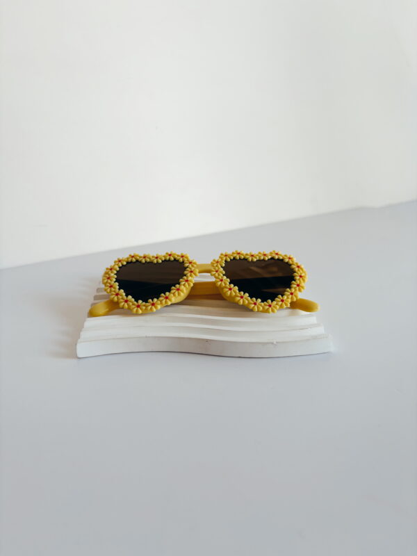 Sunglasses - Little Girls Yellow heart famed daisies