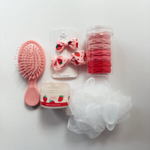 🎅🏻 Girls - Strawberry Kisses Hair With Flair - Hair Bands, Hair Clips. Hairbrush, Bath Crystals ,Mesh Sponge)